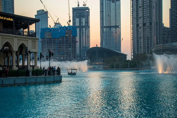 Знаменитий Танець Дубай Фонтан Дубайською Оперою Передньому Плані Оае Вулиці — стокове фото