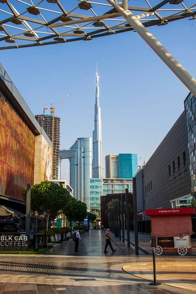 城市步行 在现场可以看到世界上最高的酒店和伯杰哈利法大楼 — 图库照片