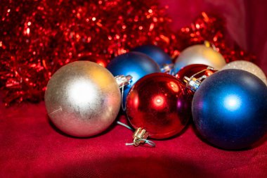 Kırmızı arka planda Noel ağacı süslemeleri. Şenlik sezonu. Kapalı