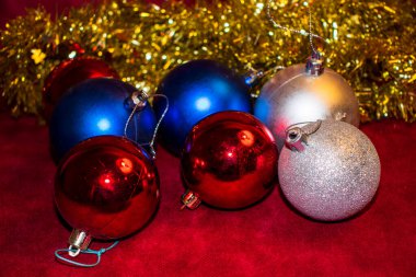 Kırmızı arka planda Noel ağacı süslemeleri. Şenlik sezonu. Kapalı