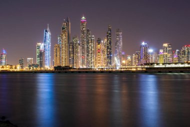 Gece A Dubai Marina manzarası. Palm Jumeirah 'dan yapılmış, insan yapımı ada. Dubai, BAE. Açık havada..