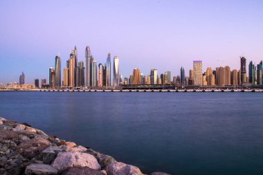 Gün batımından sonraki Dubai Marina manzarası. Palm Jumeirah 'dan yapılmış, insan yapımı ada. Dubai, BAE. Açık havada..