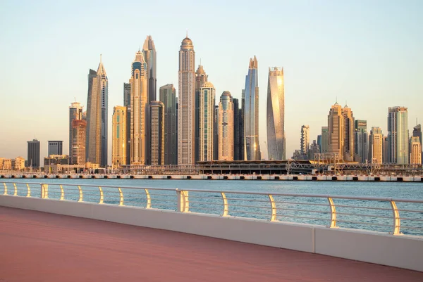 Gün batımında A Dubai Marina manzarası. Palm Jumeirah 'dan yapılmış, insan yapımı ada. Dubai, BAE. Açık havada..