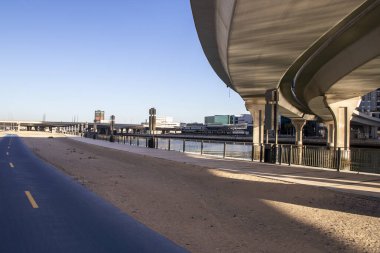 Dubai su kanalında üstgeçit köprüsü. BAE. Açık havada.