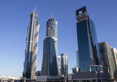 Dubai, BAE 'deki Business Bay bölgesinin gökdelenleri. Açık havada.
