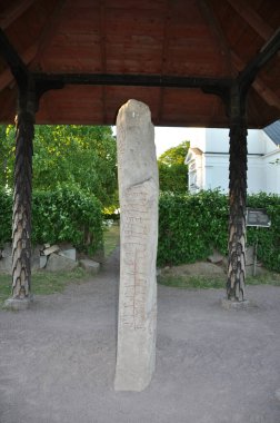 Rk Runik Taşı. İsveç 'teki en büyük runik yazılar ve dünyanın en büyük taşlarından biri.