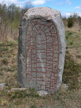 Askeby 'nin doğusundaki Vadet' teki ünlü İsveç rün taşı. Yazıtta diyor ki, 