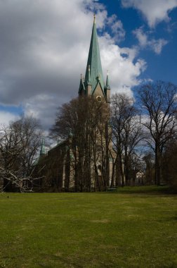 Doğa, Bağlantı Katedrali yakınlarında uyanıyor.