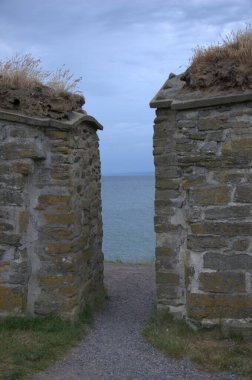 Nas Şatosu harabesi. İsveç 'in ilk ve en eski Orta Çağ kraliyet kalesinin kalıntıları. 14. yüzyılda yakıldı ve bir kısmı Vattern Gölü 'ne düştü. 