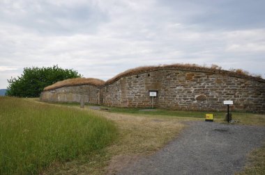Nas Şatosu harabesi. İsveç 'in ilk ve en eski Orta Çağ kraliyet kalesinin kalıntıları. 14. yüzyılda yakıldı ve bir kısmı Vattern Gölü 'ne düştü. 