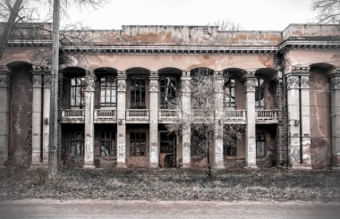 Terk edilmiş SSCB Sovyet bina kalıntıları