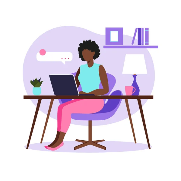 Mujer africana sentada mesa con portátil. Trabajando en una computadora. Independiente, educación en línea o concepto de redes sociales. Concepto independiente o de estudio. Estilo plano. Ilustración vectorial . — Archivo Imágenes Vectoriales