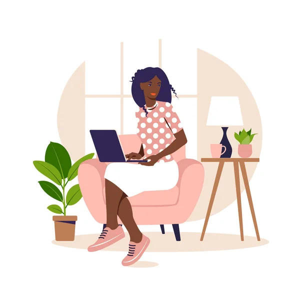アフリカの女性は、ラップトップでアームチェアに座っています。コンピュータで作業している。フリーランス、オンライン教育、ソーシャルメディアの概念。家で働いてリモート・ジョブ。フラットスタイル。ベクトルイラスト。ピンク. — ストックベクタ