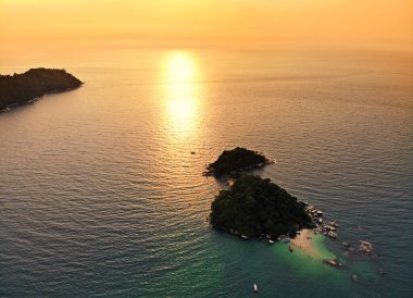 Malezya 'nın Pangkor adasındaki güzel kumsal manzarası