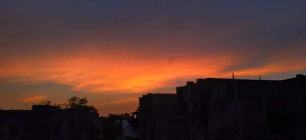 Ηλιοβασίλεμα Τοπίο Συλλαμβάνονται Στο Τηλέφωνο Από Βεράντα Στην Πόλη — Φωτογραφία Αρχείου