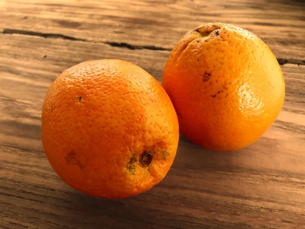 Primer Plano Dos Frutas Naranjas Sobre Una Superficie Madera — Foto de Stock