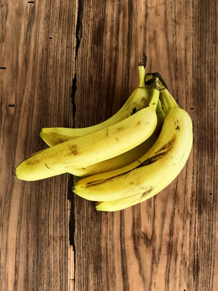 Racimo Plátanos Sobre Una Superficie Madera — Foto de Stock