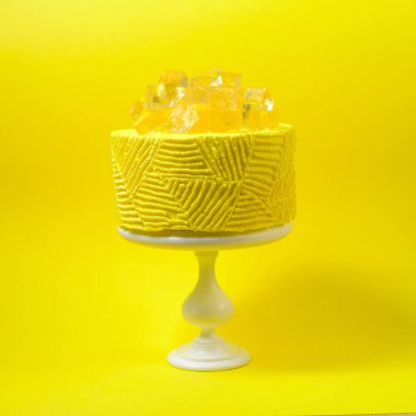 Üzerinde jöle parçaları olan sarı pasta.
