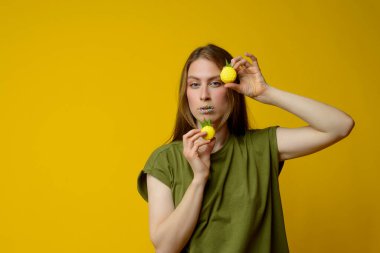 Genç Avrupalı kadınlar taze sarı badem kurabiyeleriyle oynuyorlar.