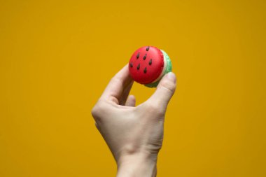 Bir elde karpuz makaronu. Yaklaş.