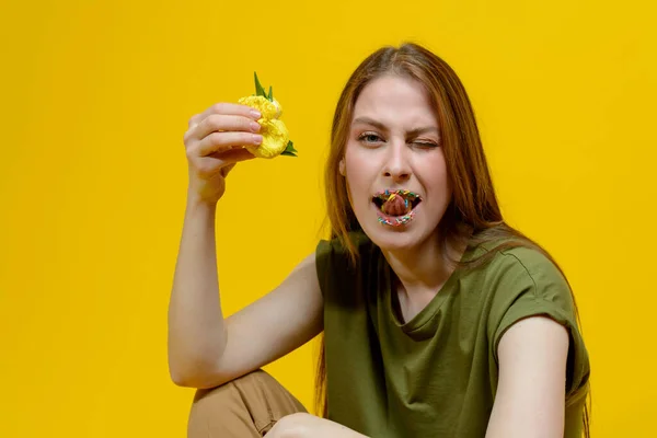 Joven mujer europea juega con macarrones amarillos frescos —  Fotos de Stock