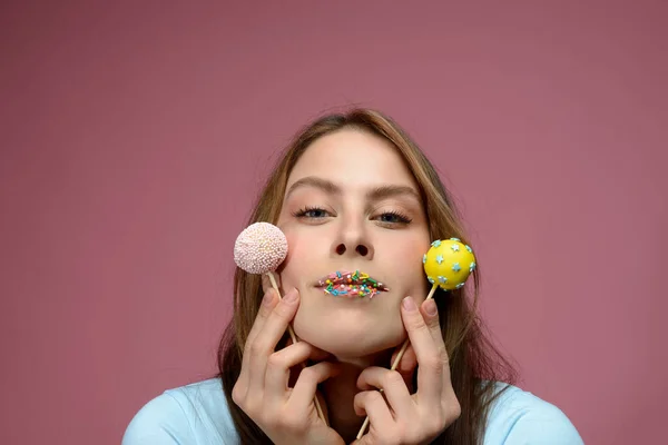 Joven europeo mujer juega pastel pops — Foto de Stock