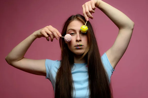 Joven europeo mujer juega pastel pops — Foto de Stock