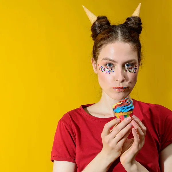 Joven europeo mujer con colorido cupcake — Foto de Stock