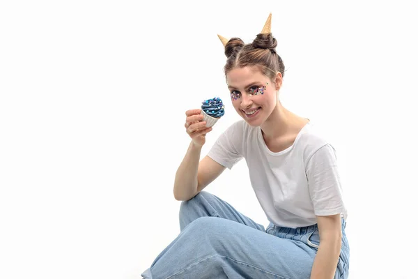 Chica con cupcake azul aislado en blanco — Foto de Stock