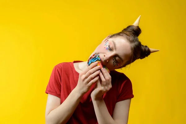 Joven europeo mujer con colorido cupcake — Foto de Stock