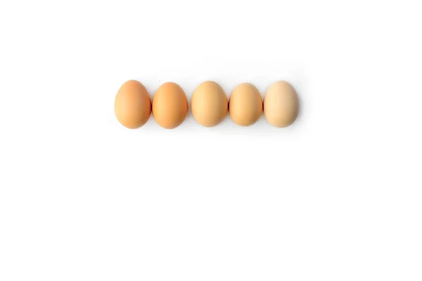 Frische Bauernhof-Eier ib Karton isoliert auf weiß — Stockfoto
