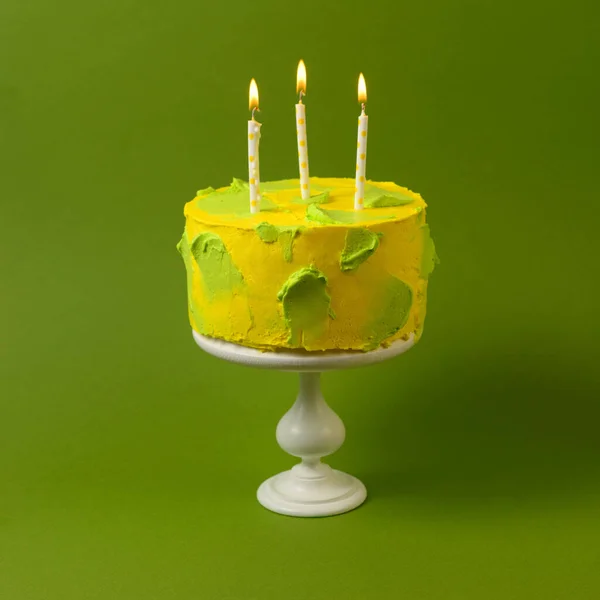 緑の自家製のカラフルな蜂蜜のケーキ — ストック写真