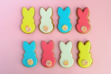 Pembe arka planda komik tavşan kurabiyeleri