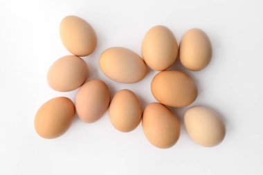Taze çiftlik yumurtaları ib karton beyaz üzerinde izole