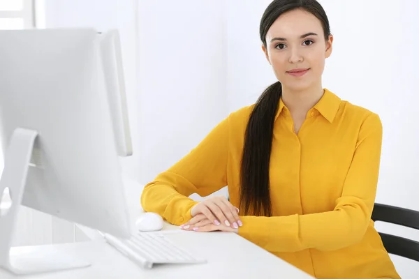 Hermosa Mujer Negocios Sentada Escritorio Oficina —  Fotos de Stock