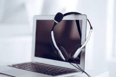 Çağrı merkezi ve iletişim desteği, müşteri hizmetleri yardım masası. Dizüstü bilgisayarda VOIP kulaklığı