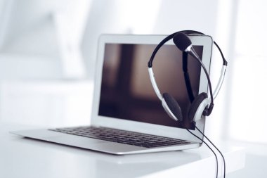 Çağrı merkezi ve iletişim desteği, müşteri hizmetleri yardım masası. Dizüstü bilgisayarda VOIP kulaklığı