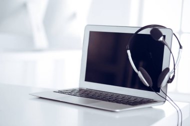 Çağrı merkezi ve iletişim desteği, müşteri hizmetleri yardım masası. Dizüstü bilgisayarda VOIP kulaklığı