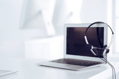 Çağrı merkezi ve iletişim desteği, müşteri hizmetleri yardım masası. Dizüstü bilgisayarda VOIP kulaklığı