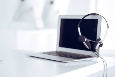 Çağrı merkezi ve iletişim desteği, müşteri hizmetleri yardım masası. Dizüstü bilgisayarda VOIP kulaklığı