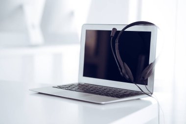 Çağrı merkezi ve iletişim desteği, müşteri hizmetleri yardım masası. Dizüstü bilgisayarda VOIP kulaklığı