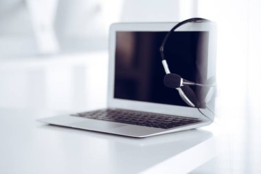 Çağrı merkezi ve iletişim desteği, müşteri hizmetleri yardım masası. Dizüstü bilgisayarda VOIP kulaklığı