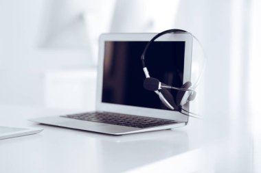 Çağrı merkezi ve iletişim desteği, müşteri hizmetleri yardım masası. Dizüstü bilgisayarda VOIP kulaklığı