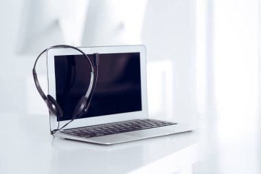 Çağrı merkezi ve iletişim desteği, müşteri hizmetleri yardım masası. Dizüstü bilgisayarda VOIP kulaklığı
