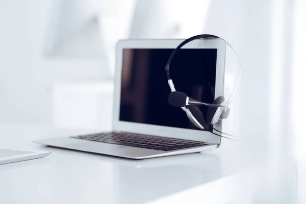 Centro de llamadas y soporte de comunicación, servicio de atención al cliente. Auriculares VOIP en ordenador portátil — Foto de Stock