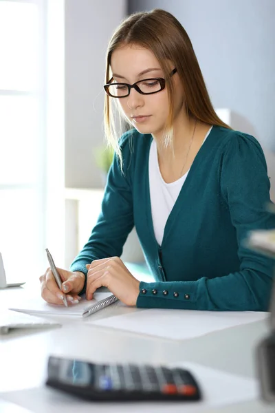 Księgowy sprawdzający sprawozdanie finansowe lub liczący według dochodu kalkulatora na formularzu podatkowym, ręce do góry. Bizneswoman siedzi i pracuje przy biurku w biurze. Koncepcja audytu — Zdjęcie stockowe