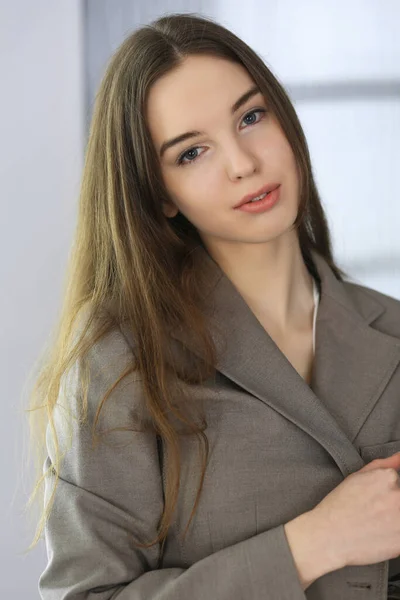 Retrato de mulher de negócios jovem e bonita ou menina estudante. Tiro na cabeça da senhora — Fotografia de Stock