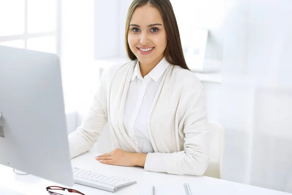 Mujer de negocios sentada y trabajando con la computadora en la oficina blanca. Estudiante chica estudiando o secretaria haciendo informe. Concepto de éxito —  Fotos de Stock