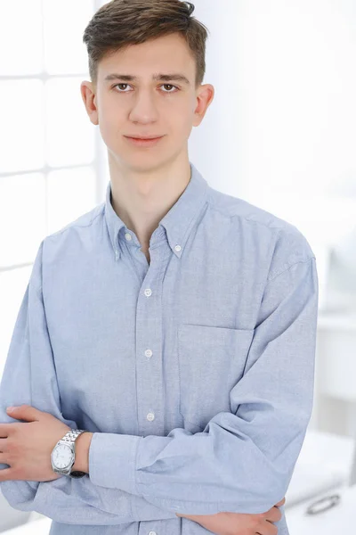 Kopfschuss eines Geschäftsmannes im weißen Büro. Studentischer Typ oder junger Buchhalter, der gerade steht. Geschäftskonzept — Stockfoto