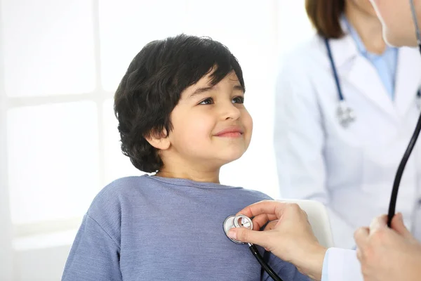 Γιατρός εξετάζει ένα παιδί ασθενή με στηθοσκόπιο. Χαριτωμένο αγόρι Άραβας στο ραντεβού με γιατρό. Ιατρική και υγειονομική περίθαλψη έννοια — Φωτογραφία Αρχείου
